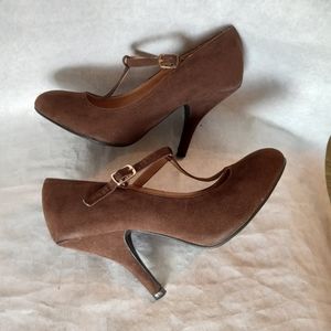 Journee Collection Heels In Brown Size 8.5